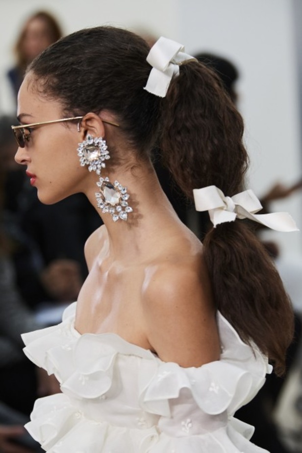 عرض أزياء Giambattista Valli لربيع وصيف 2022 من أسبوع الموضة في باريس