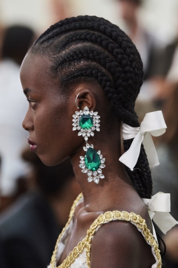 عرض أزياء Giambattista Valli لربيع وصيف 2022 من أسبوع الموضة في باريس