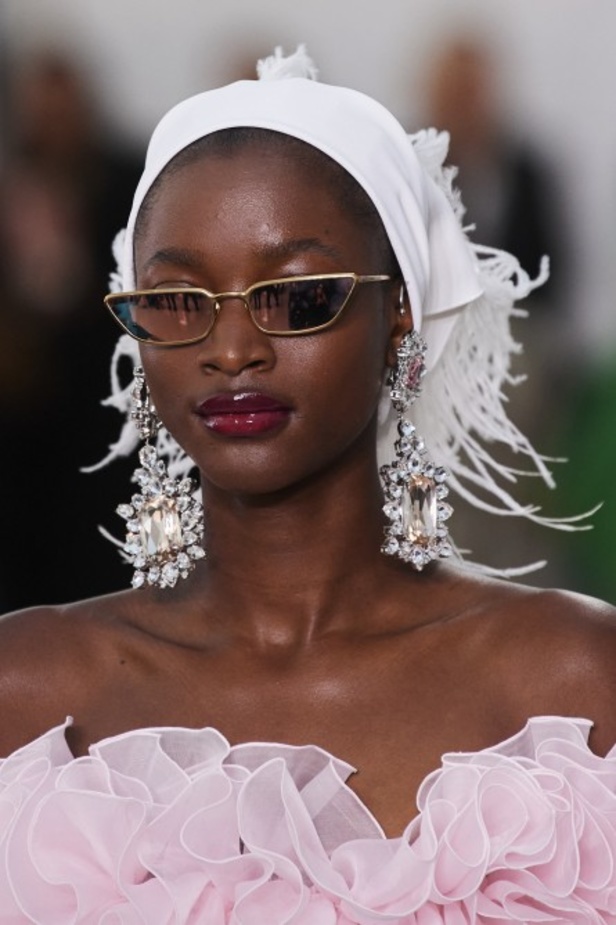 عرض أزياء Giambattista Valli لربيع وصيف 2022 من أسبوع الموضة في باريس