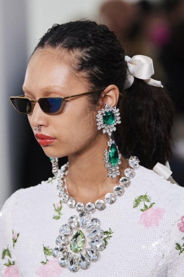 عرض أزياء Giambattista Valli لربيع وصيف 2022 من أسبوع الموضة في باريس