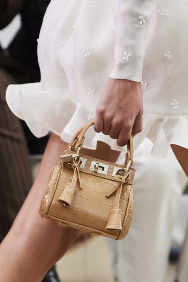 عرض أزياء Giambattista Valli لربيع وصيف 2022 من أسبوع الموضة في باريس