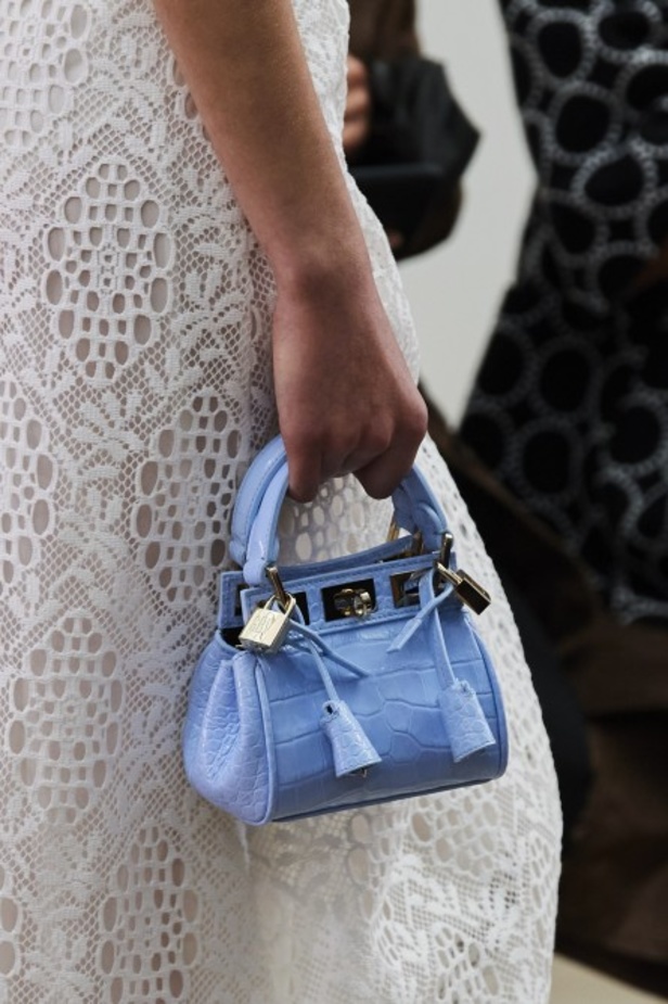 عرض أزياء Giambattista Valli لربيع وصيف 2022 من أسبوع الموضة في باريس