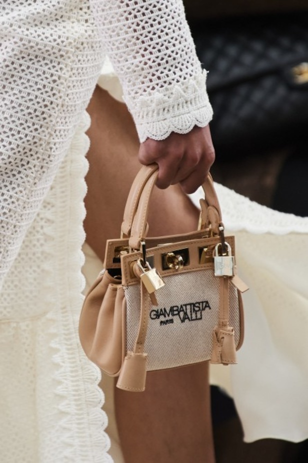 عرض أزياء Giambattista Valli لربيع وصيف 2022 من أسبوع الموضة في باريس