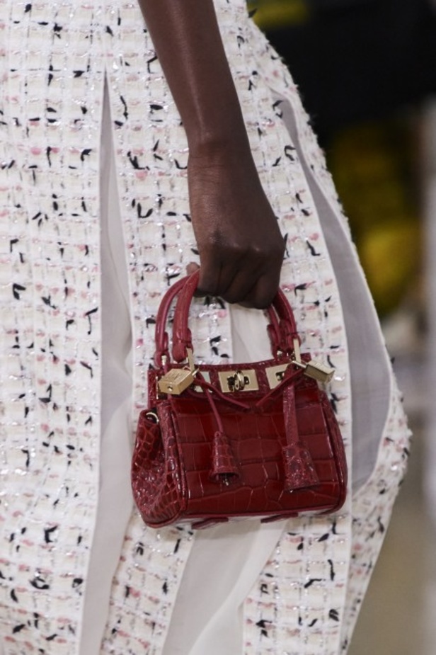 عرض أزياء Giambattista Valli لربيع وصيف 2022 من أسبوع الموضة في باريس