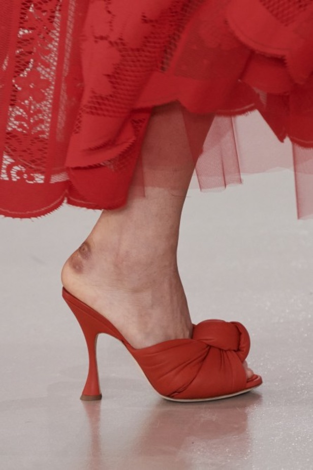 عرض أزياء Giambattista Valli لربيع وصيف 2022 من أسبوع الموضة في باريس