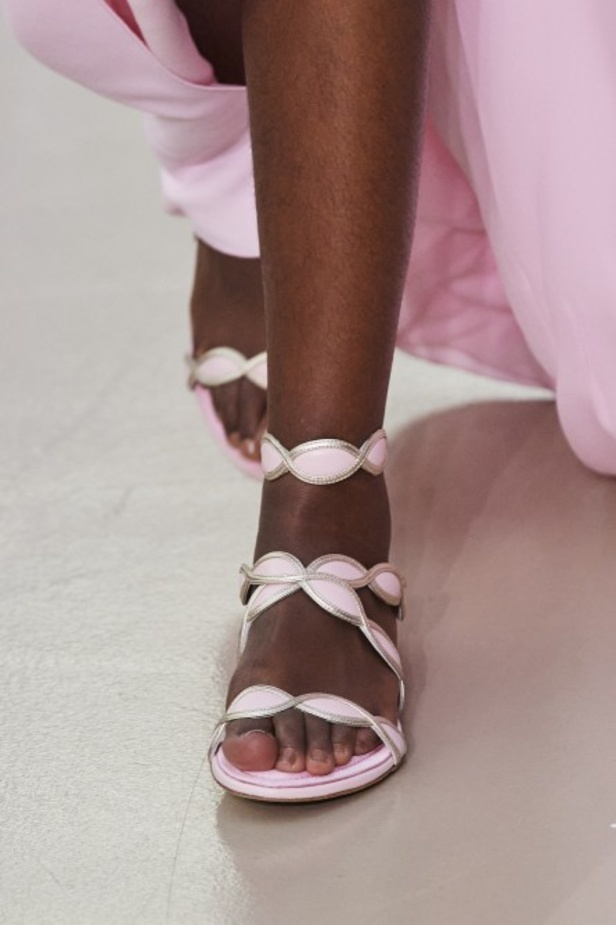 عرض أزياء Giambattista Valli لربيع وصيف 2022 من أسبوع الموضة في باريس