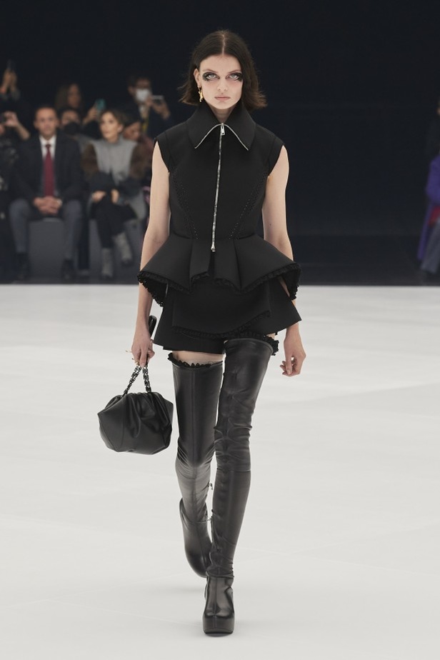عرض أزياء Givenchy لربيع وصيف 2022 من أسبوع الموضة في باريس