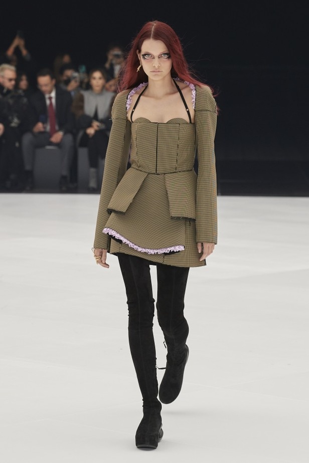 عرض أزياء Givenchy لربيع وصيف 2022 من أسبوع الموضة في باريس
