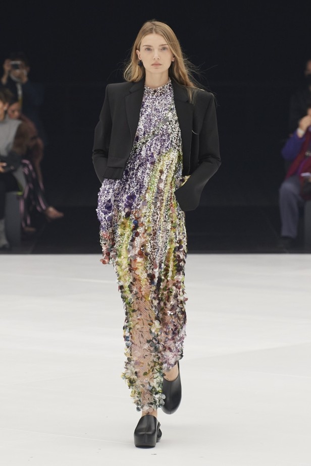 عرض أزياء Givenchy لربيع وصيف 2022 من أسبوع الموضة في باريس