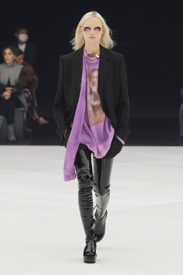 عرض أزياء Givenchy لربيع وصيف 2022 من أسبوع الموضة في باريس