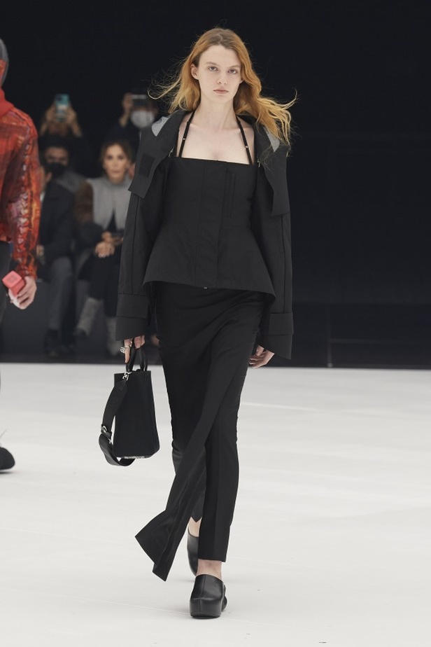 عرض أزياء Givenchy لربيع وصيف 2022 من أسبوع الموضة في باريس