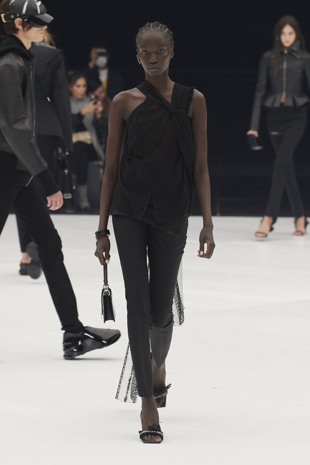 عرض أزياء Givenchy لربيع وصيف 2022 من أسبوع الموضة في باريس