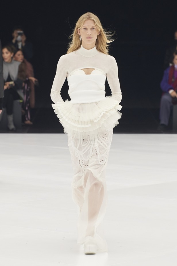 عرض أزياء Givenchy لربيع وصيف 2022 من أسبوع الموضة في باريس