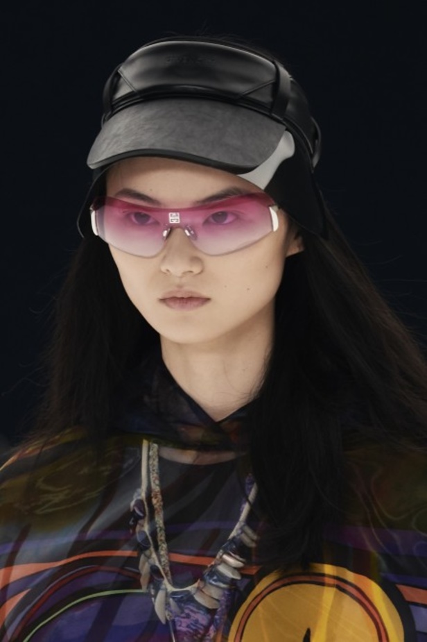 عرض أزياء Givenchy لربيع وصيف 2022 من أسبوع الموضة في باريس