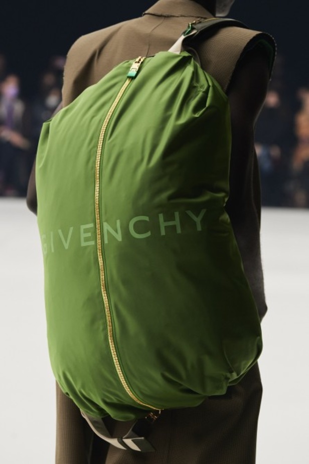 عرض أزياء Givenchy لربيع وصيف 2022 من أسبوع الموضة في باريس