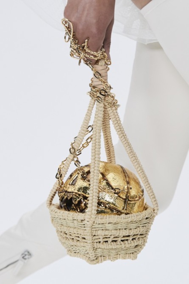 عرض أزياء Givenchy لربيع وصيف 2022 من أسبوع الموضة في باريس