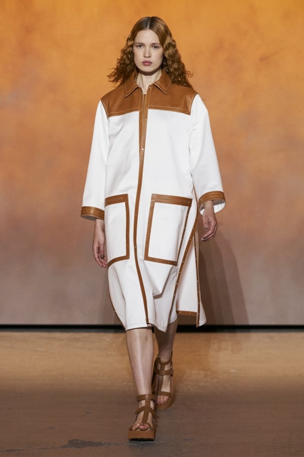 عرض أزياء مجموعة Hermes لربيع وصيف 2022 من أسبوع الموضة في باريس