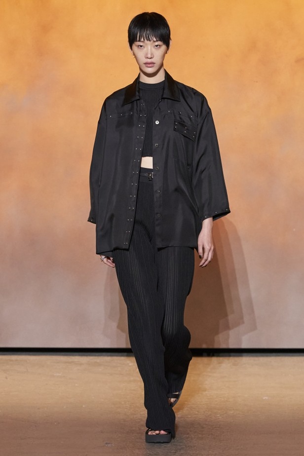 عرض أزياء مجموعة Hermes لربيع وصيف 2022 من أسبوع الموضة في باريس