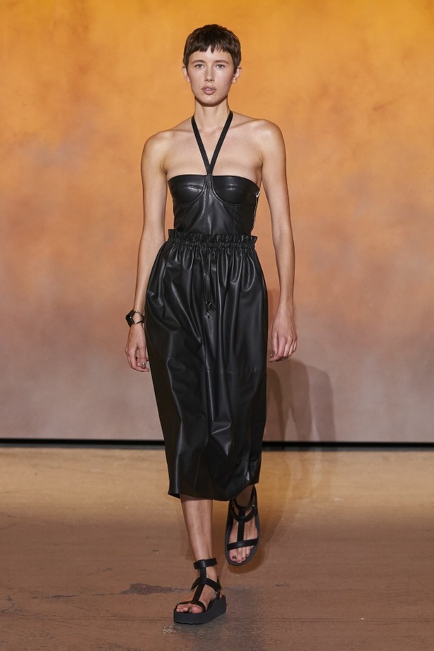 عرض أزياء مجموعة Hermes لربيع وصيف 2022 من أسبوع الموضة في باريس