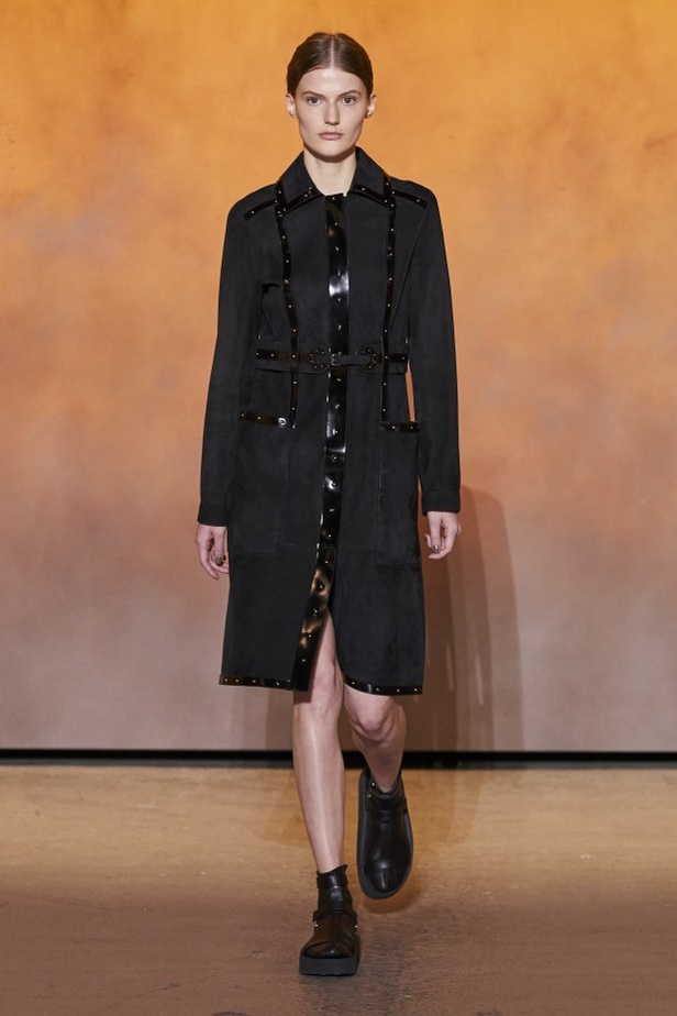 عرض أزياء مجموعة Hermes لربيع وصيف 2022 من أسبوع الموضة في باريس