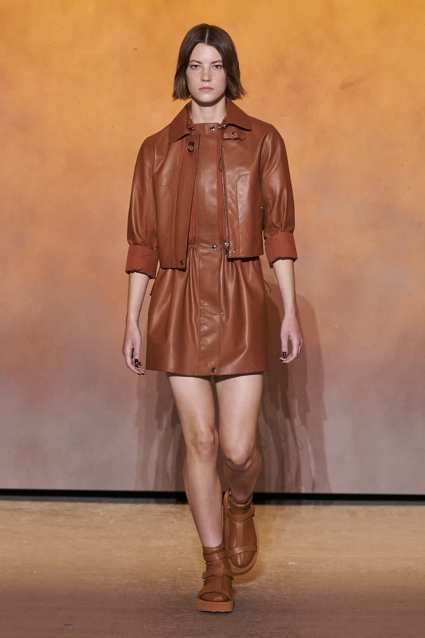 عرض أزياء مجموعة Hermes لربيع وصيف 2022 من أسبوع الموضة في باريس