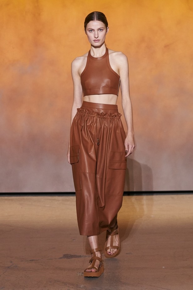 عرض أزياء مجموعة Hermes لربيع وصيف 2022 من أسبوع الموضة في باريس
