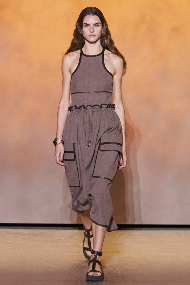 عرض أزياء مجموعة Hermes لربيع وصيف 2022 من أسبوع الموضة في باريس