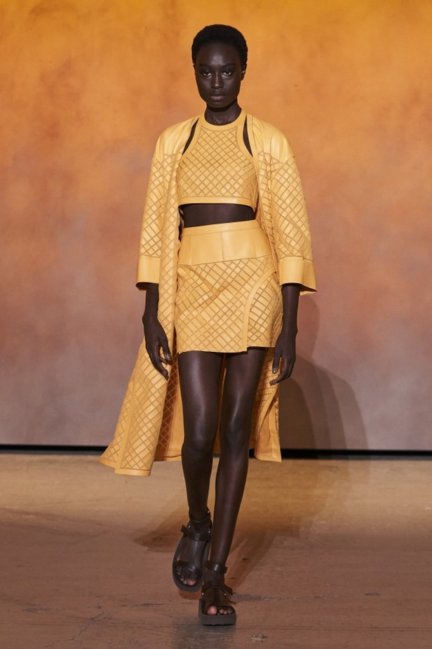 عرض أزياء مجموعة Hermes لربيع وصيف 2022 من أسبوع الموضة في باريس