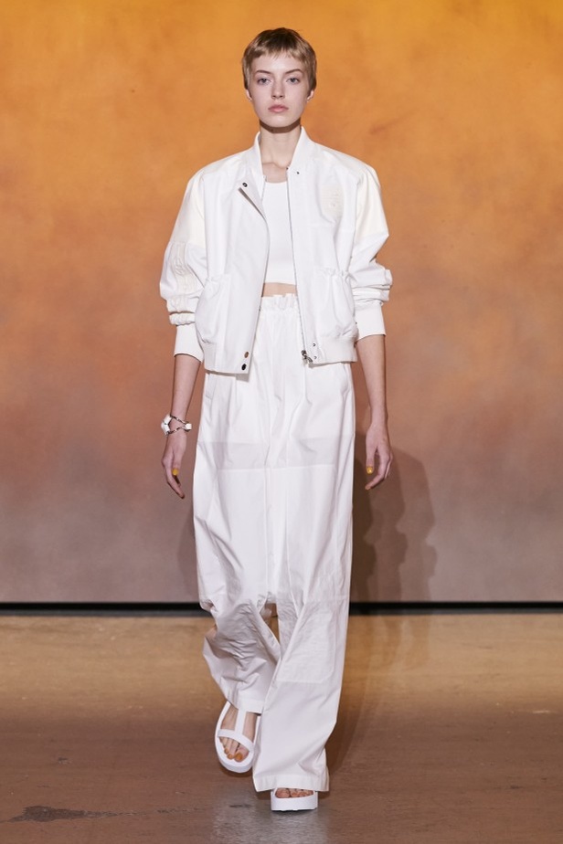 عرض أزياء مجموعة Hermes لربيع وصيف 2022 من أسبوع الموضة في باريس