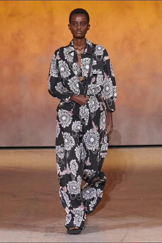 عرض أزياء مجموعة Hermes لربيع وصيف 2022 من أسبوع الموضة في باريس