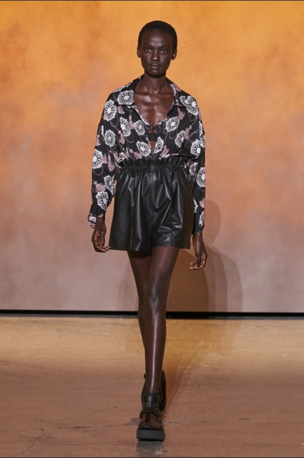 عرض أزياء مجموعة Hermes لربيع وصيف 2022 من أسبوع الموضة في باريس