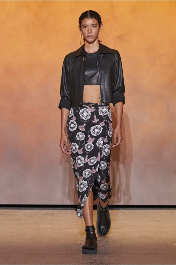 عرض أزياء مجموعة Hermes لربيع وصيف 2022 من أسبوع الموضة في باريس