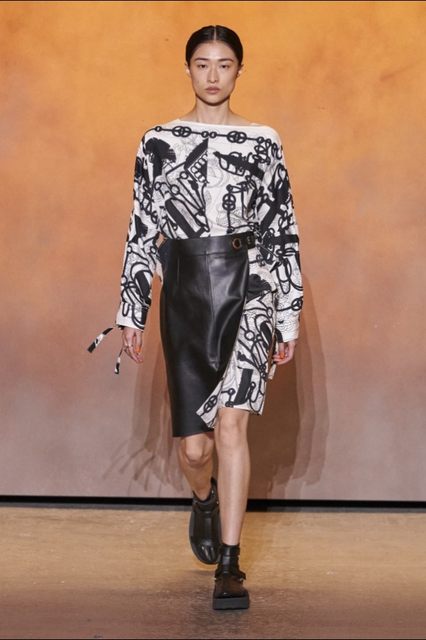 عرض أزياء مجموعة Hermes لربيع وصيف 2022 من أسبوع الموضة في باريس