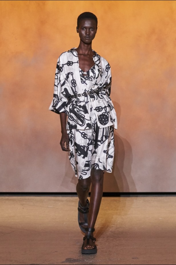 عرض أزياء مجموعة Hermes لربيع وصيف 2022 من أسبوع الموضة في باريس