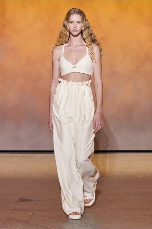 عرض أزياء مجموعة Hermes لربيع وصيف 2022 من أسبوع الموضة في باريس