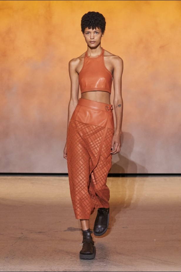 عرض أزياء مجموعة Hermes لربيع وصيف 2022 من أسبوع الموضة في باريس