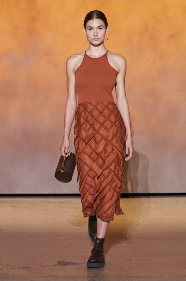 عرض أزياء مجموعة Hermes لربيع وصيف 2022 من أسبوع الموضة في باريس