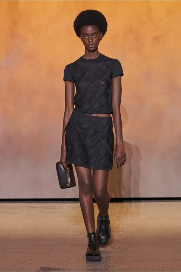 عرض أزياء مجموعة Hermes لربيع وصيف 2022 من أسبوع الموضة في باريس