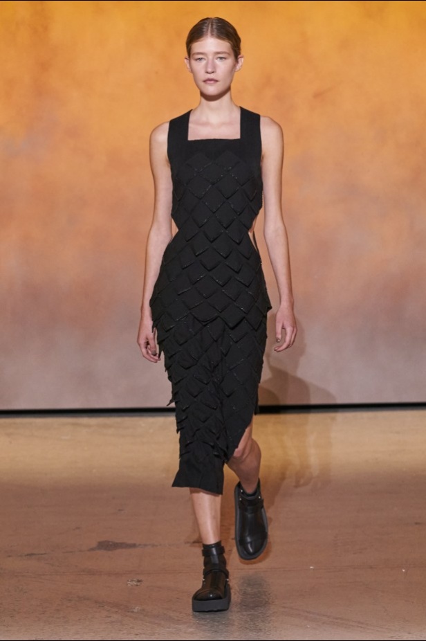 عرض أزياء مجموعة Hermes لربيع وصيف 2022 من أسبوع الموضة في باريس