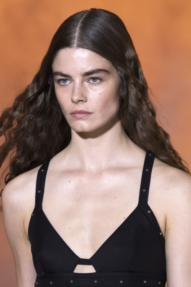 عرض أزياء مجموعة Hermes لربيع وصيف 2022 من أسبوع الموضة في باريس