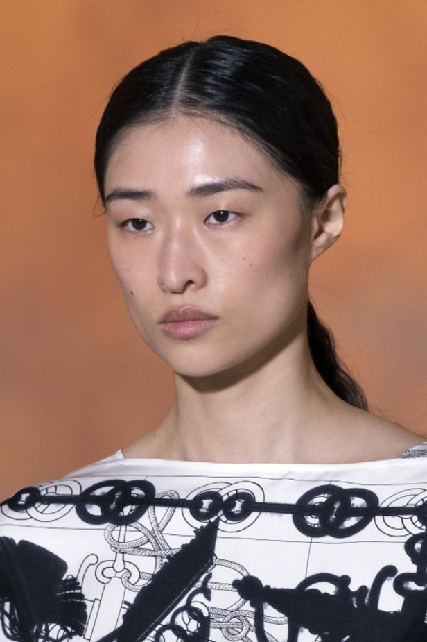 عرض أزياء مجموعة Hermes لربيع وصيف 2022 من أسبوع الموضة في باريس