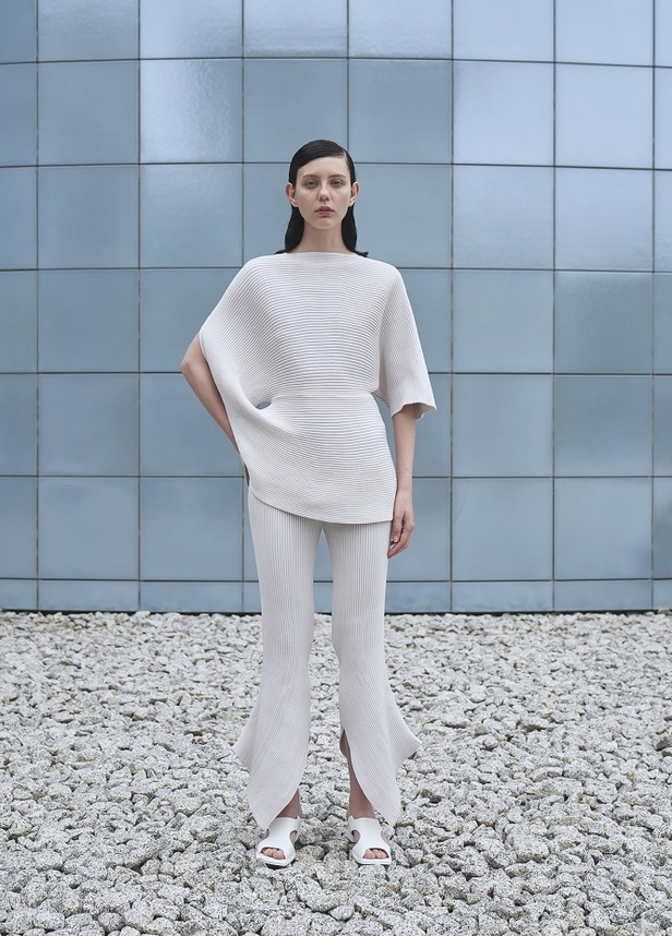 عرض أزياء Issey Miyake للألبسة الجاهزة من أسبوع الموضة في باريس 2021