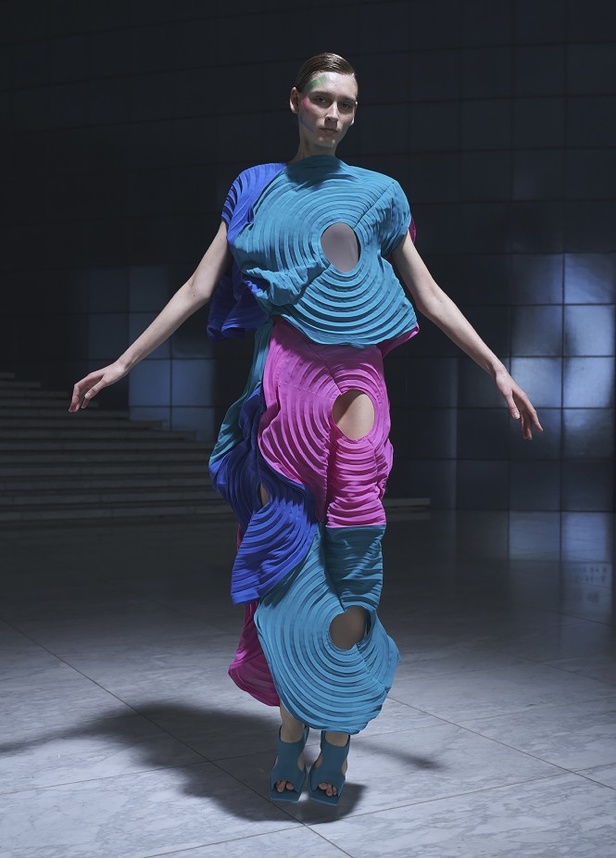 عرض أزياء Issey Miyake للألبسة الجاهزة من أسبوع الموضة في باريس 2021