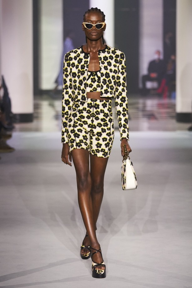 عرض أزياء Lanvin لربيع وصيف 2022 من أسبوع الموضة في باريس 