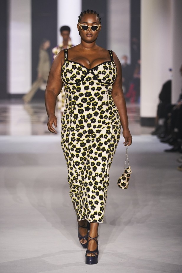 عرض أزياء Lanvin لربيع وصيف 2022 من أسبوع الموضة في باريس 