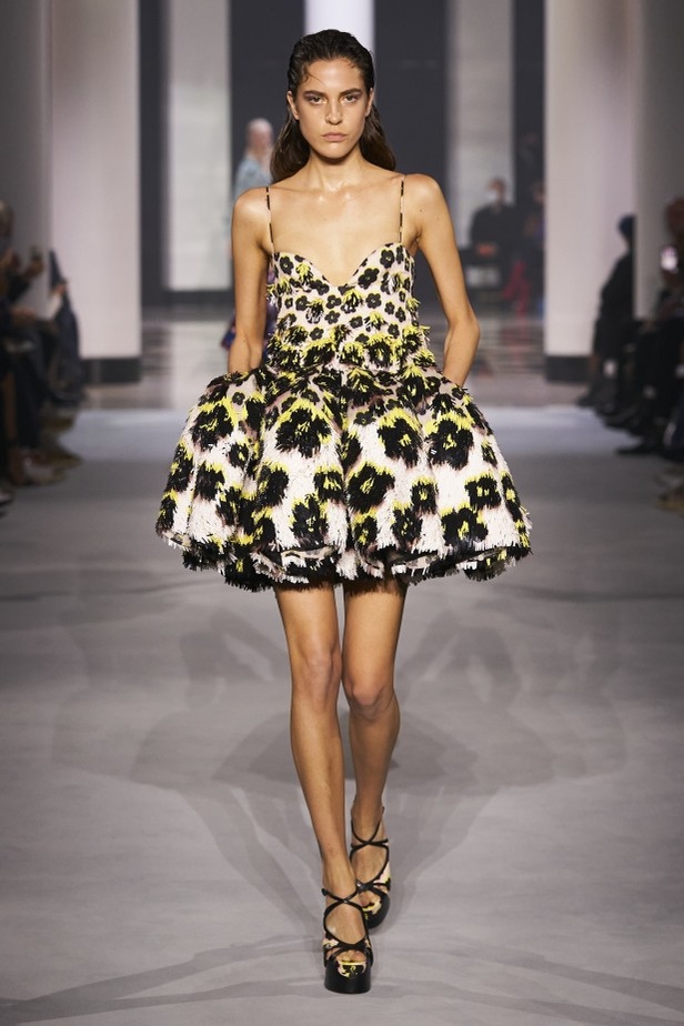 عرض أزياء Lanvin لربيع وصيف 2022 من أسبوع الموضة في باريس 