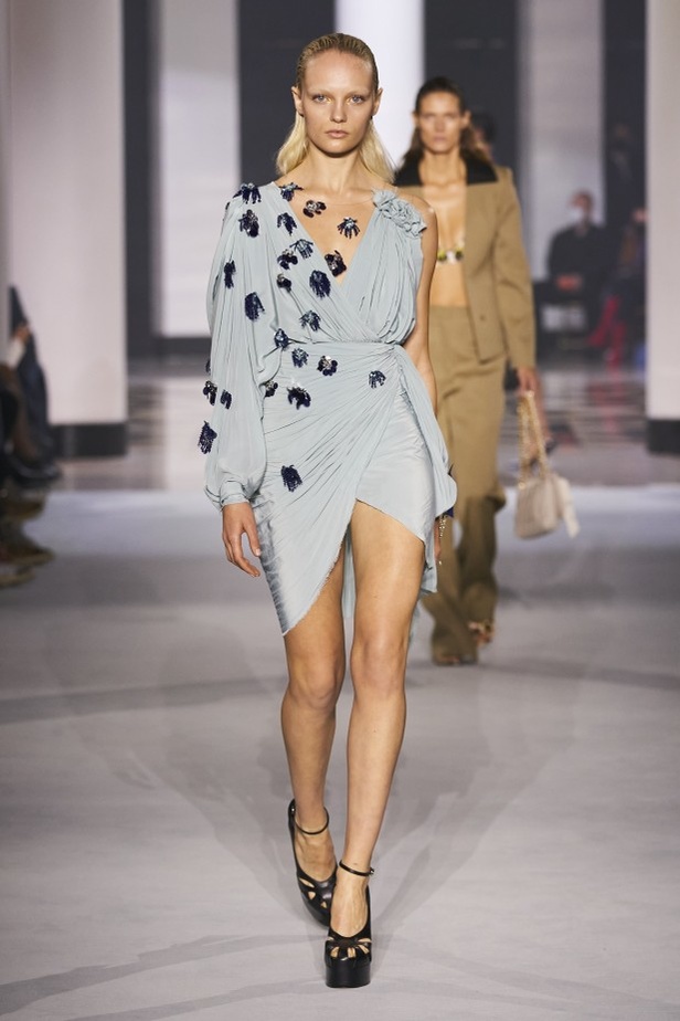 عرض أزياء Lanvin لربيع وصيف 2022 من أسبوع الموضة في باريس 