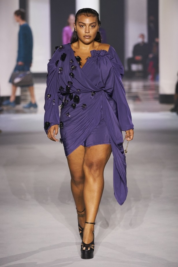 عرض أزياء Lanvin لربيع وصيف 2022 من أسبوع الموضة في باريس 