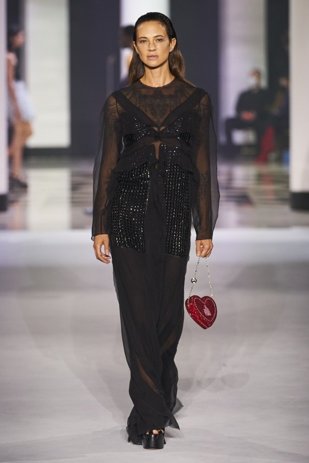 عرض أزياء Lanvin لربيع وصيف 2022 من أسبوع الموضة في باريس 