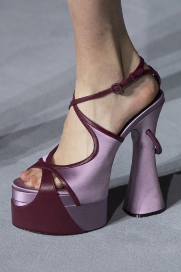 عرض أزياء Lanvin لربيع وصيف 2022 من أسبوع الموضة في باريس 